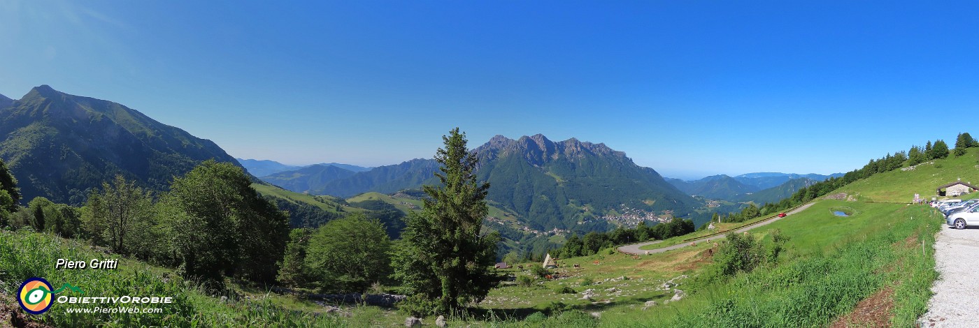 03 Dal parcheggio d'Alpe Arera (1600 m) finalmente panorami con cielo sereno e sole splendente !.jpg